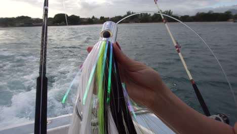 Cerca-de-gran-anzuelo-de-pesca-en-el-mar-y-volar