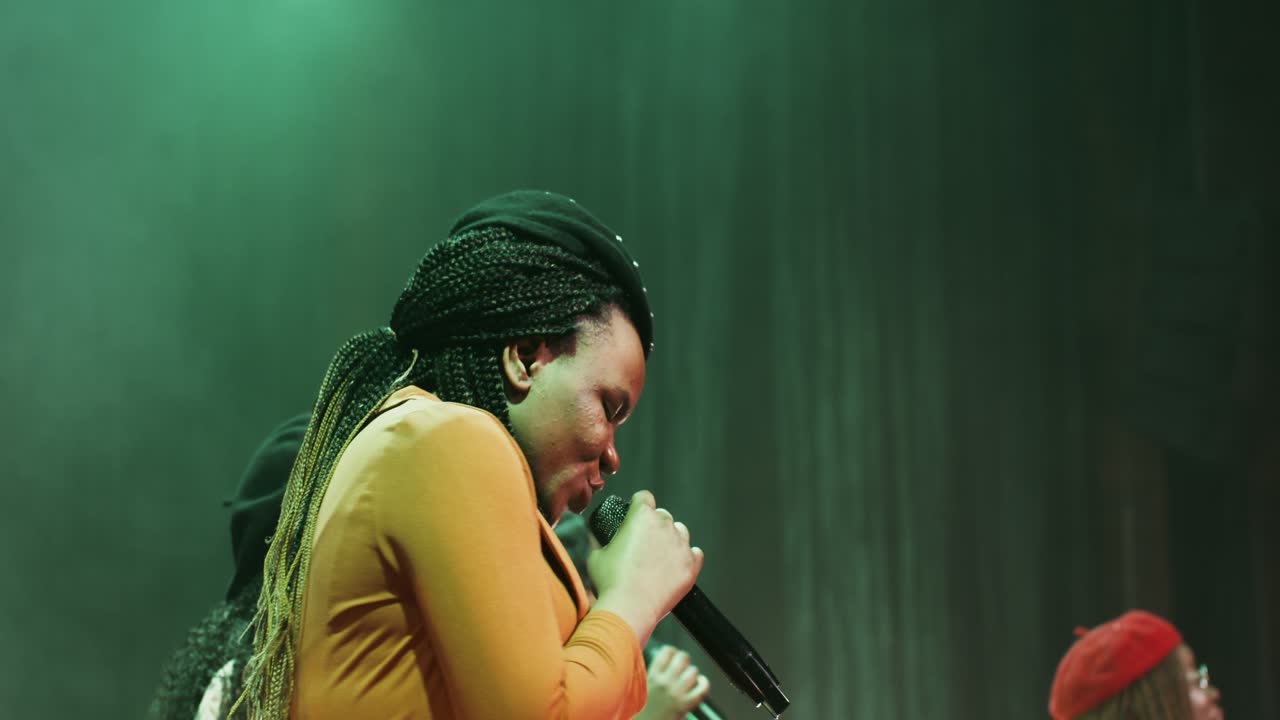 mujer cantando en el escenario con el coro