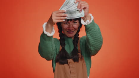 jefe rico satisfecho mujer agitando dinero dólares en efectivo, éxito en los negocios carrera, ganador de la lotería gran ingreso
