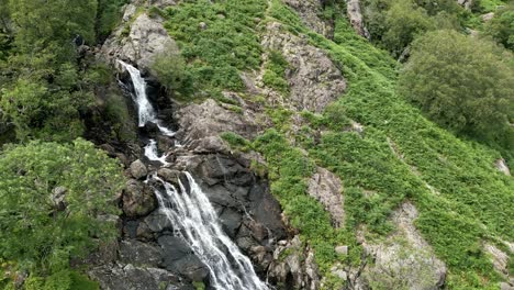 Imágenes-Aéreas-De-Drones-De-La-Cascada-Taylor-Gill-Force-En-Prestadale,-Seathwaite-Y-Es-Una-De-Las-Cascadas-Más-Altas,-En-El-Distrito-De-Los-Lagos-Del-Parque-Nacional-De-Inglaterra