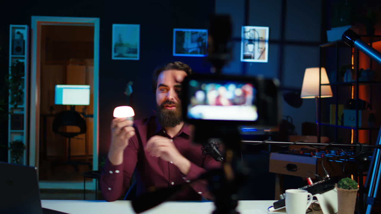 Lampadina intelligente presentata da uno specialista tecnologico in studio