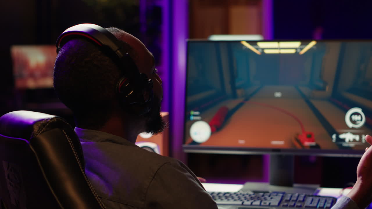 gamer profissional jogando jogos, ensinando ao público as habilidades necessárias para esportes eletrônicos