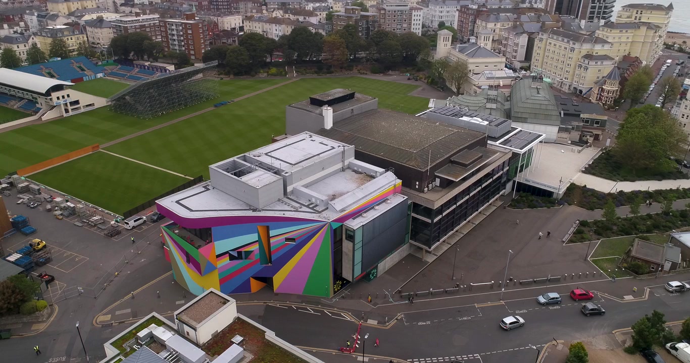 Toma aérea orbital mostrando la Galería de Arte Towner en Eastbourne