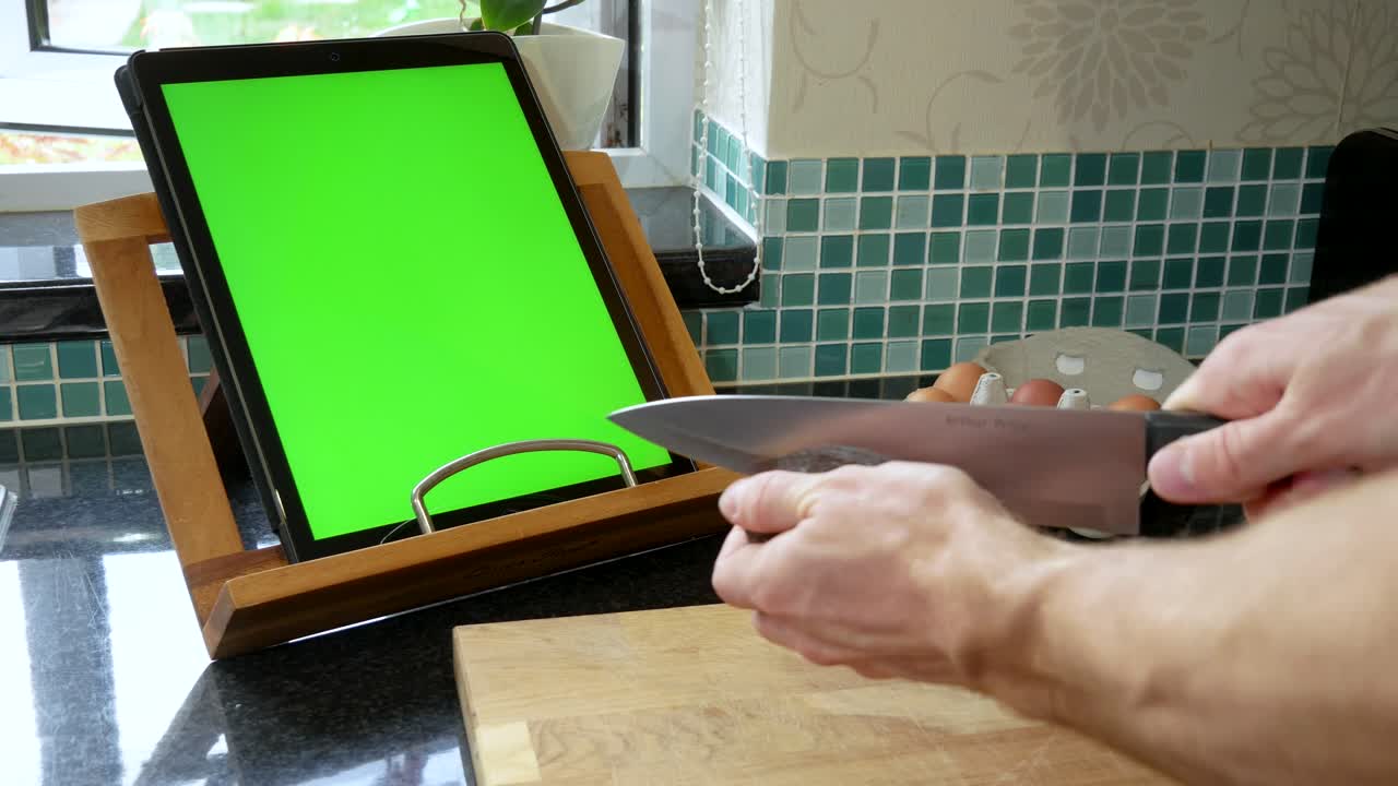 preparación para cocinar y hornear con una receta de tableta de pantalla verde