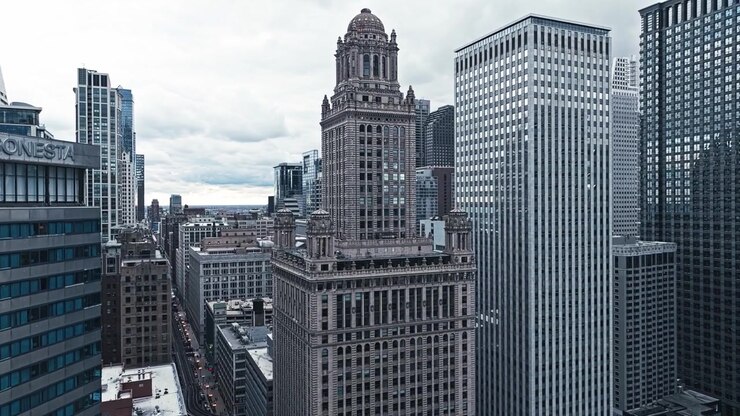 Primo piano medio aereo della storica Torre di Chicago con la sua architettura gotica tra i grattacieli