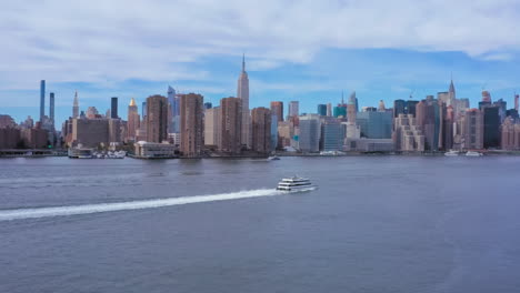 Drohnenaufnahme-Der-Skyline-Von-Downtown-New-York-Aus-Brooklyn