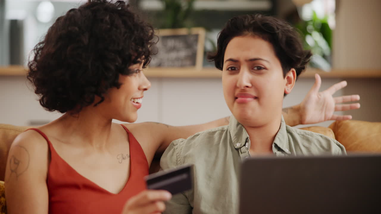 dos amigas hablando y usando una computadora portátil