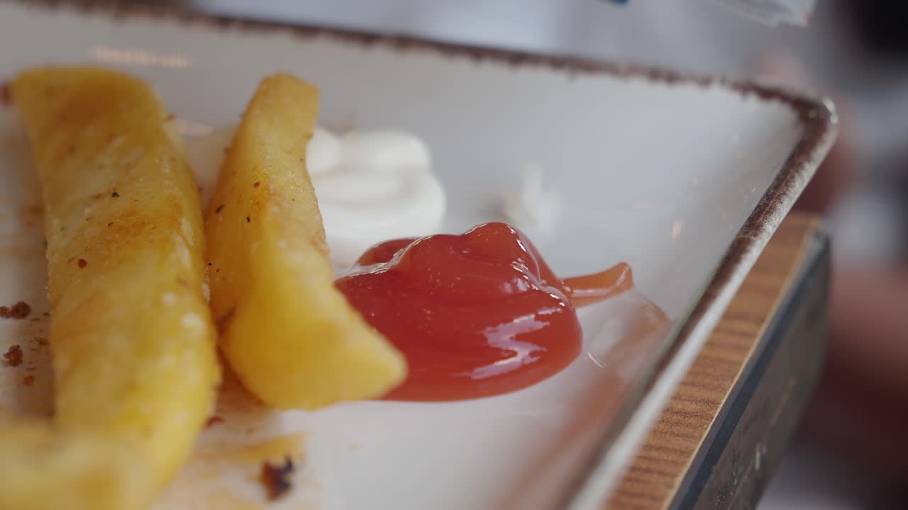 Ketchup and Mayonnaise with Potato Wedges