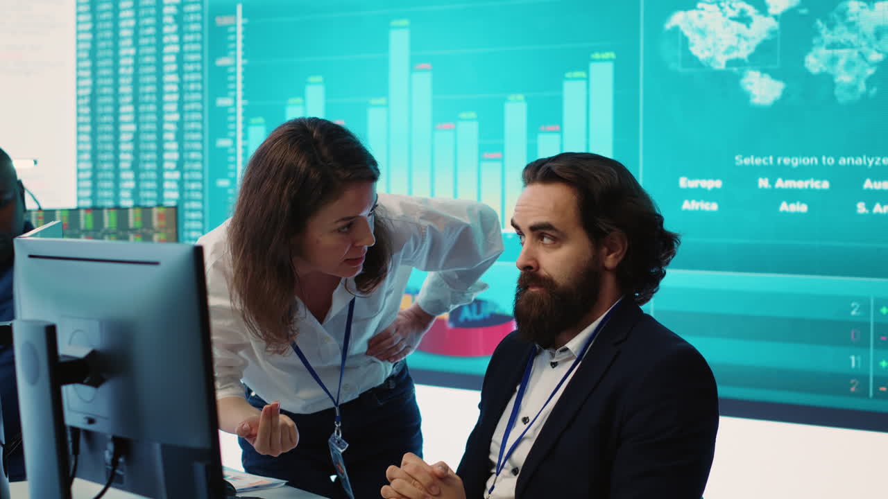 líder irritado gritando a un compañero de trabajo después de que no calculó los gastos