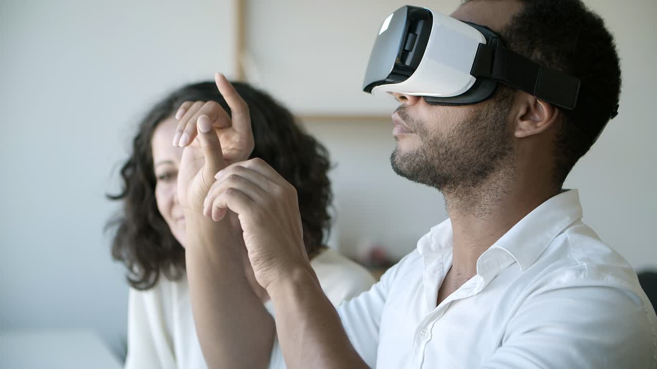 trabajadores concentrados probando un nuevo dispositivo.