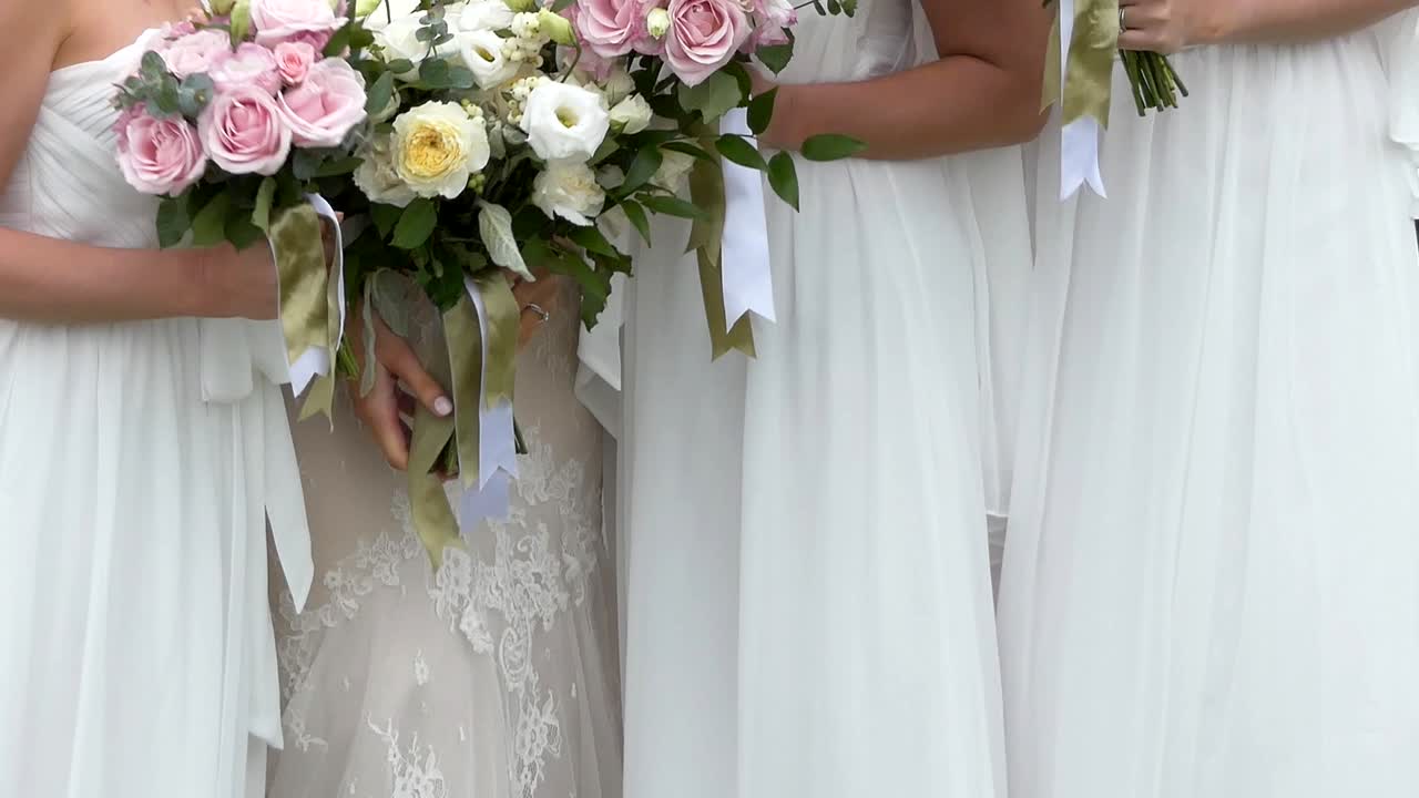 tiro de novia - novio con flor de boda