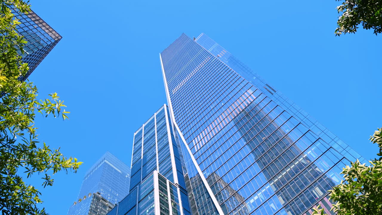 Vista de rascacielos de Hudson Yards desde abajo en la ciudad de Nueva York. Vista ascendente de los rascacielos de cristal de Hudson Yards en la ciudad de Nueva York con un cielo azul despejado