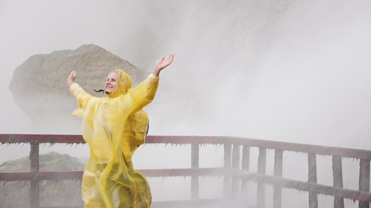 나이아가라 폭포의 힘에 감탄한 여성