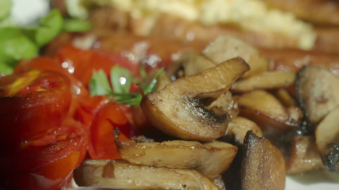 Colazione con salsiccia, uova, pomodori e funghi