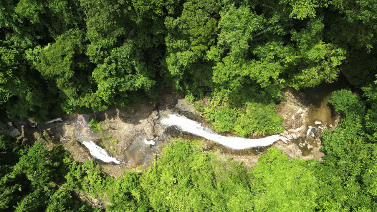 foto aérea de la cascada de huay kaew y el bosque verde - famosa cascada en krabi, tailandia