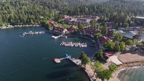 Movimiento-Lento-Sobre-El-Lago-Arrowhead-Village-Antena-Dolly-Pan-De-California