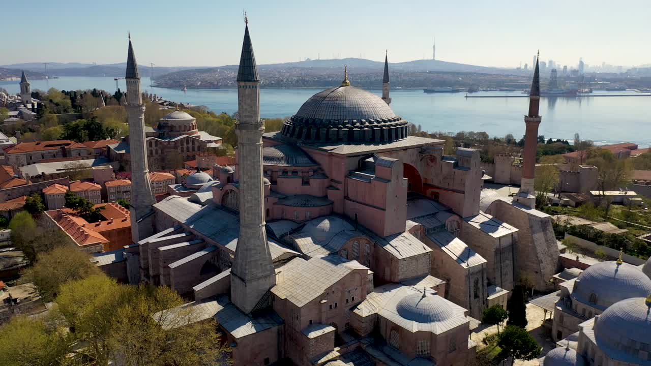 hagia sophia arco derecha movimientos de la cámara con dron desde estambul en el toque de queda de la pandemia de covid-19