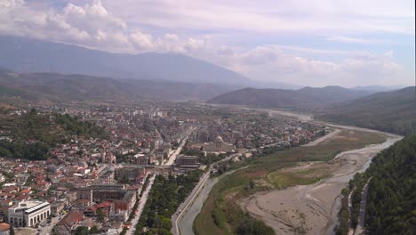 muy por encima de la vista sobre la ciudad junto al río con montañas en segundo plano.