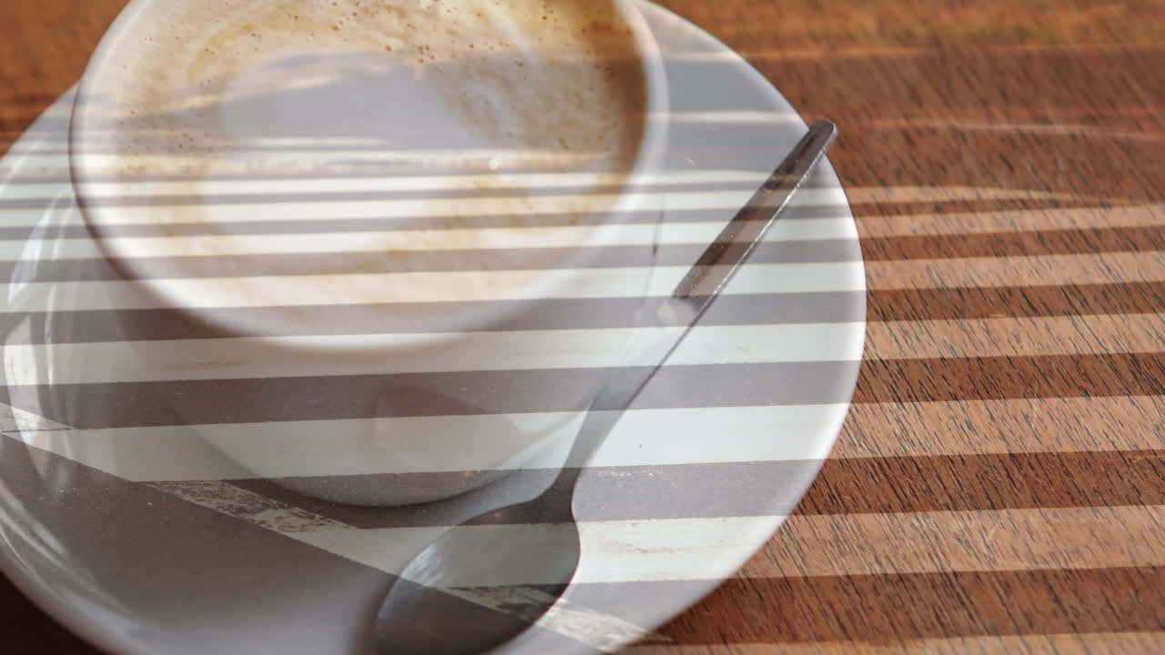 animación de rastros de luz sobre una taza de café