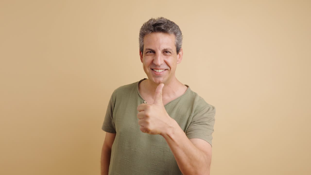 Hombre dando pulgares arriba