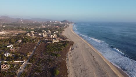 El-Pescadero,-Baja-California-Sur,-México-Con-Casas-De-Playa-A-Lo-Largo-De-La-Costa-Arenosa-Del-Pacífico