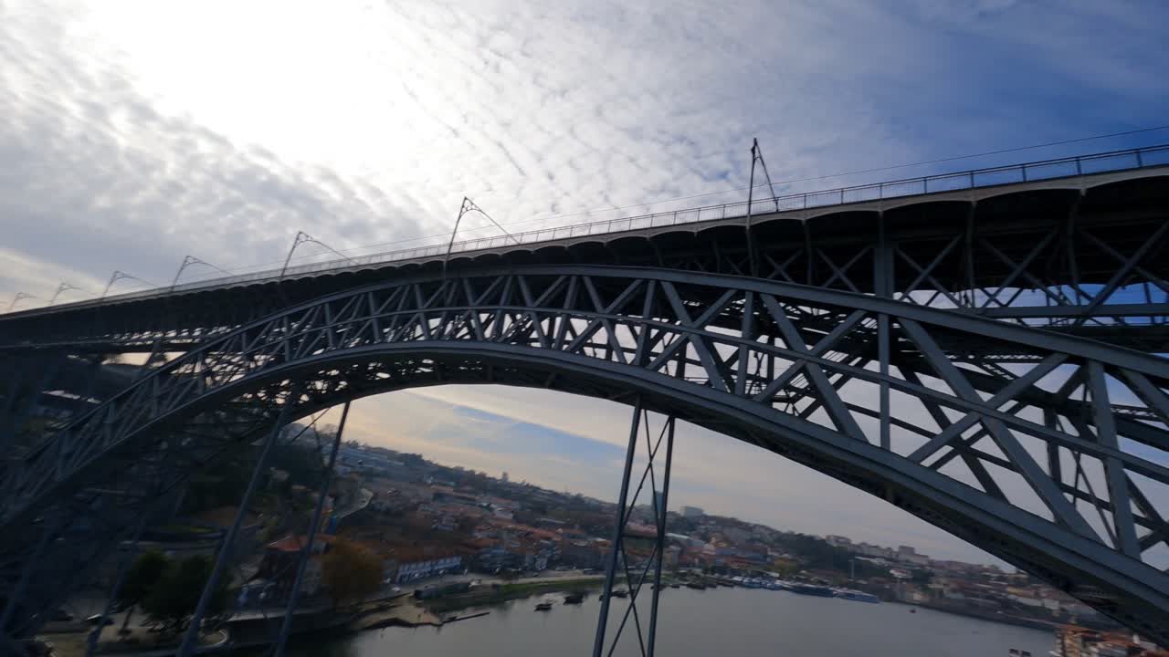 물 위에서 미친듯이 회전하는 비행 드론 fpv drone dom luis bridge porto portugal