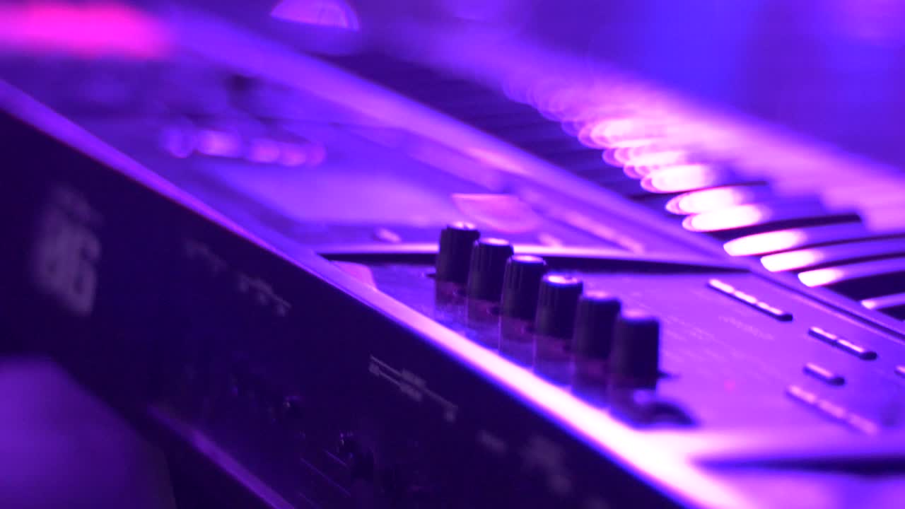 콘서트 워밍업 동안 연주되지 않은 건반 악기