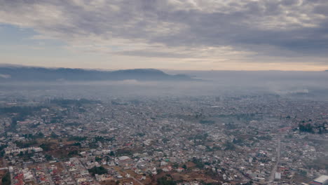 Statischer-Luftüberfall-Von-Morgenwolken-Und-Nebel-über-Xela,-Guatemala