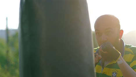 Sportler-Trainiert-In-Der-Natur-Mit-Einem-Boxsack