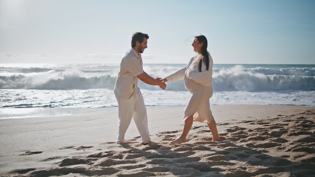 남편은 임신 중인 아내를 즐겁게 하고, 빛 바가에서 산책하고, 미래의 부모는 휴식을 취하고,