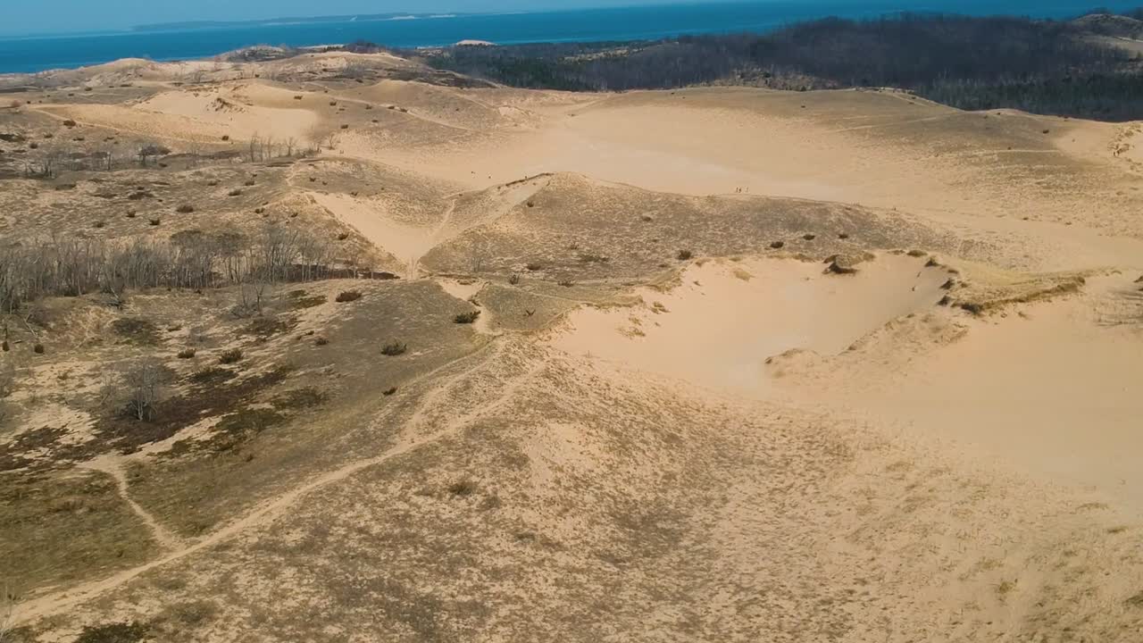 tiro de drone de dunas de arena de oso durmiente en michigan