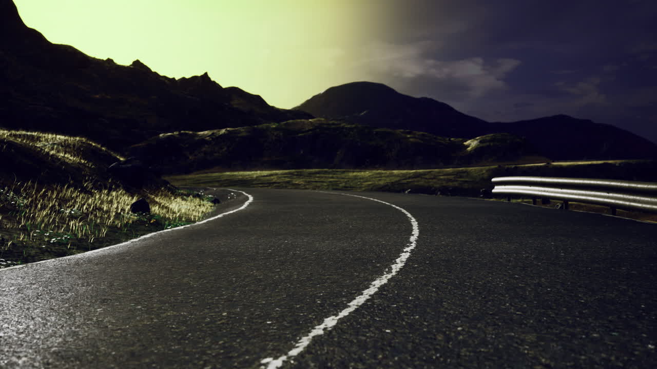 carretera curva serpenteando a través de las montañas por la noche bajo un cielo estrellado