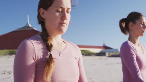 Multiethnische-Gruppe-Von-Frauen,-Die-Yoga-Position-Am-Strand-Und-Im-Hintergrund-Des-Blauen-Himmels-Machen