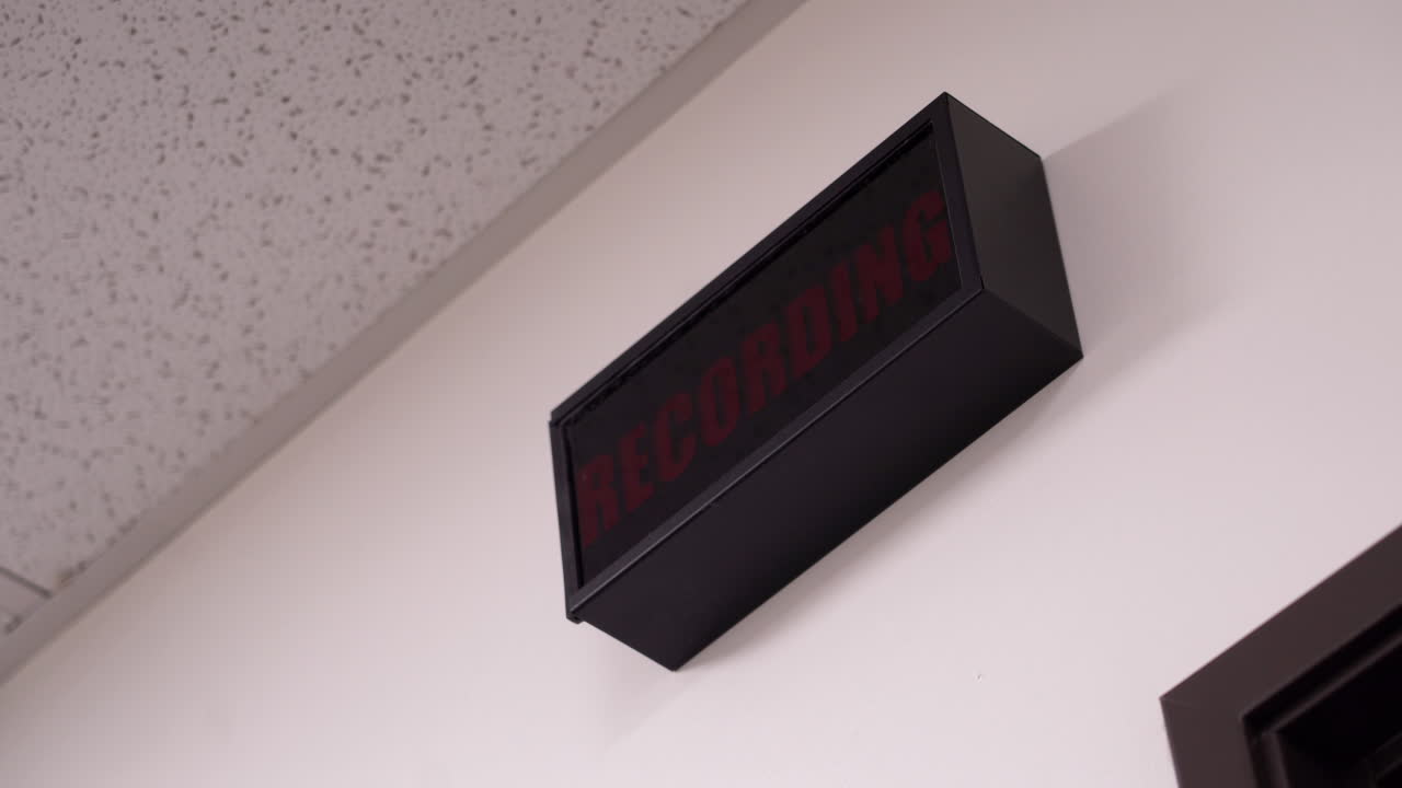 в студии загорается записывающий свет.