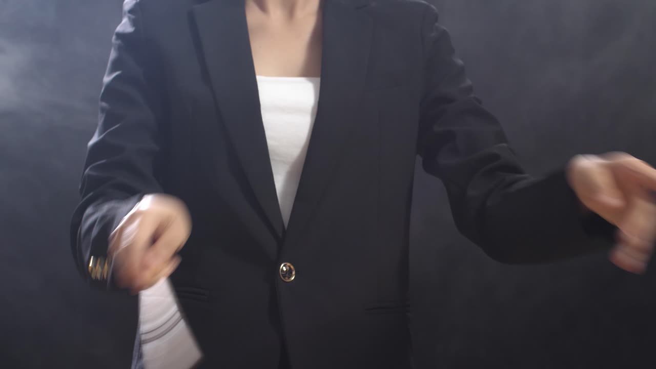 음악을 지휘하는 여자