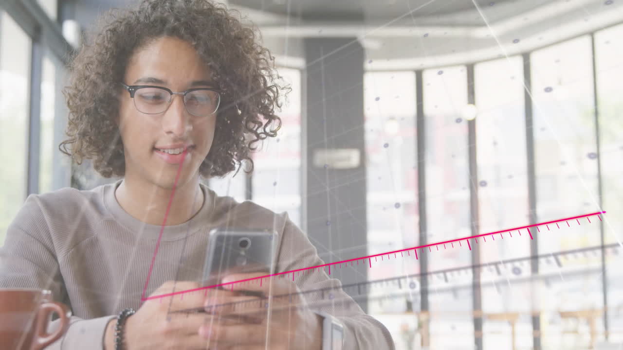 animación del procesamiento de datos financieros sobre un hombre biracial usando un teléfono inteligente