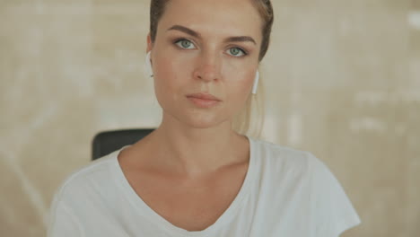 Portrait.-Young-sporty-woman-takes-off-face-mask-looking-at-camera-in-the-gym.-Close-up.