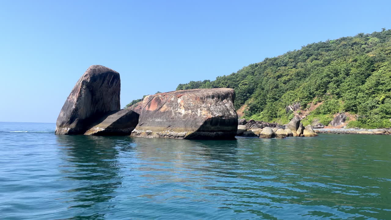 인도 고아의 바다에서 거북이 모양의 바위 4k