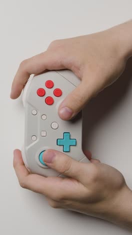 manos de estudio verticales usando el controlador de videojuego 2
