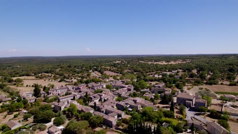 Toma-Aérea-Descendente-Sobre-Un-Pequeño-Barrio-Residencial-En-Lussan,-Francia