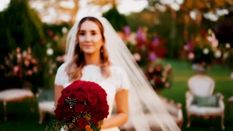 elegante novia en un hermoso escenario de boda