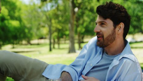 pareja interactuando entre sí en el parque