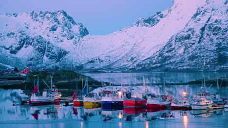 Filmische,-Schöne-Aufnahme-Von-Fischerbooten-In-Der-Nähe-Von-Svolaer,-Lofoten