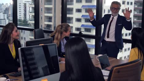 líder sénior dando consejos discurso a los miembros del equipo