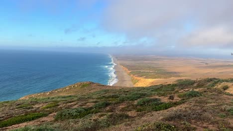 un día tranquilo en la orilla nacional de point reyes.