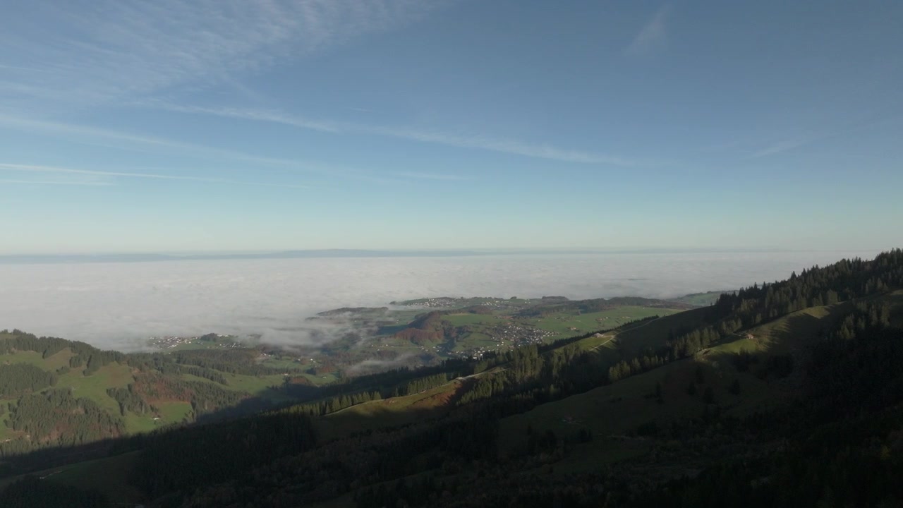 Wunderschöner Nebelmeer-Blick, Schweiz im Herbst.