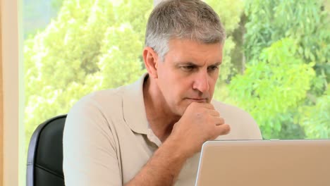 hombre trabajando duro en su computadora portátil