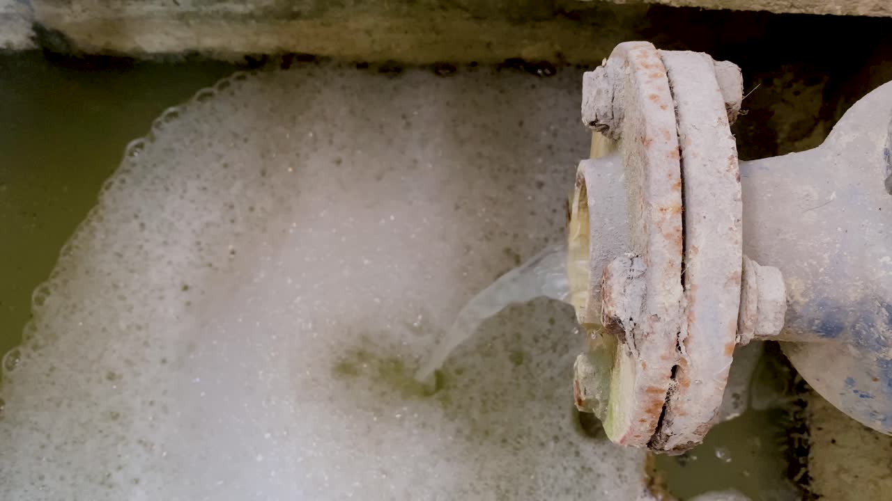 aguas residuales sucias que salen de la tubería