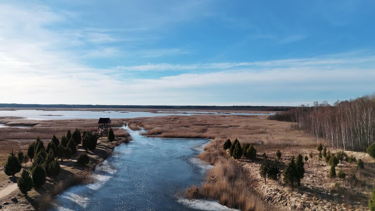 torre de observación de aves de riekstusala en el lago kaniera lapmezciems, letonia sendero de caña en el parque nacional de kemeri fondo con pantanos y muchos lagos pequeños