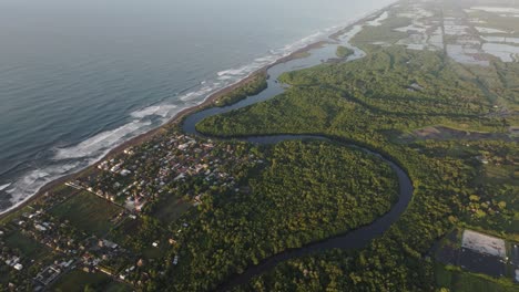 vista aérea de la popular aldea de surf el paredon en guatemala durante el amanecer